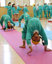 ブリッジ歩きに逆立ち歩き、全員ができてあたりまえ! ブリッジ歩きに逆立ち歩き、全員ができてあたりまえ!