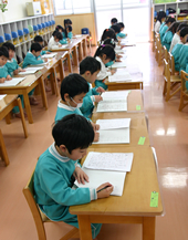 書いているときの姿勢もみな美しい。体操やかけっこで体を鍛えているからこそ、なせる技 書いているときの姿勢もみな美しい。体操やかけっこで体を鍛えているからこそ、なせる技